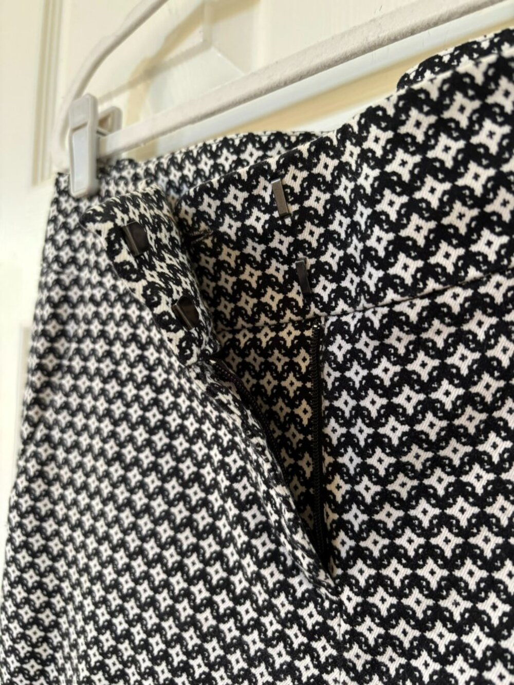 Ann Taylor Loft Marisa Black and White Geometric Print Skinny Ankle Pants 4 Tall - Picture 7 of 11